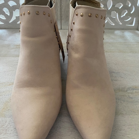 NEW! SEVEN7 PIXIE WOMENS BOOTS CHELSEA WESTERN STYLE STUDS IVORY CREAM SUEDE 9 - Picture 4 of 11
